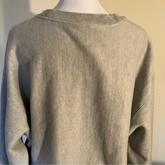 Men’s Grey Champion Logo Crewneck size Large - Picture 4 of 6